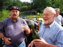 Gavap : Alain et François, Pause casse-croûte - pain de campagne, rillettes, saucisson et verre de Sancerre blanc ...